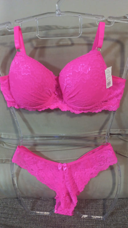 Conjunto Lingerie Todo em Renda com Bojo e Calcinha Tanga